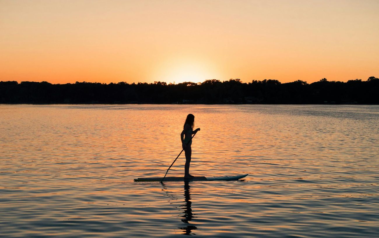 Lake Life Looks: Relaxed Hairstyles and Summer Skincare