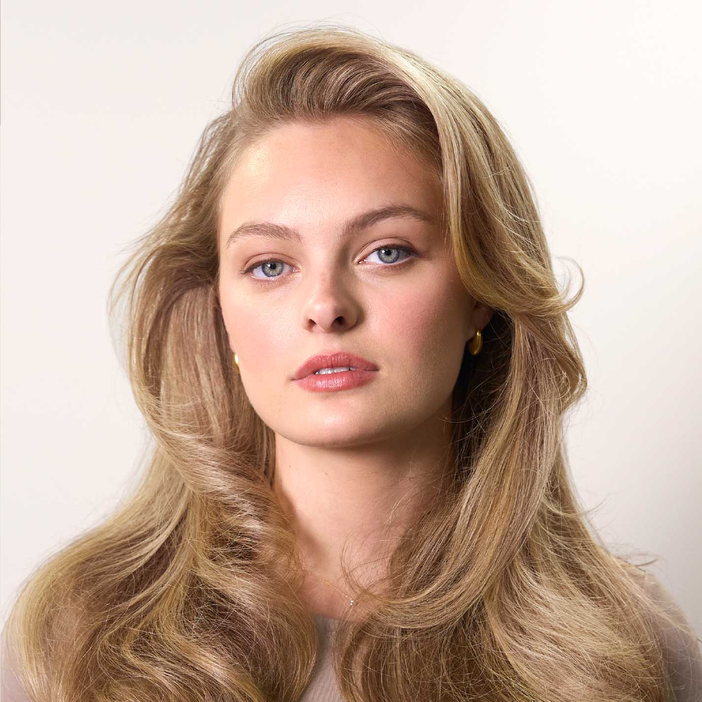 How to Create a 90s Blowout with Unforgettable Volume